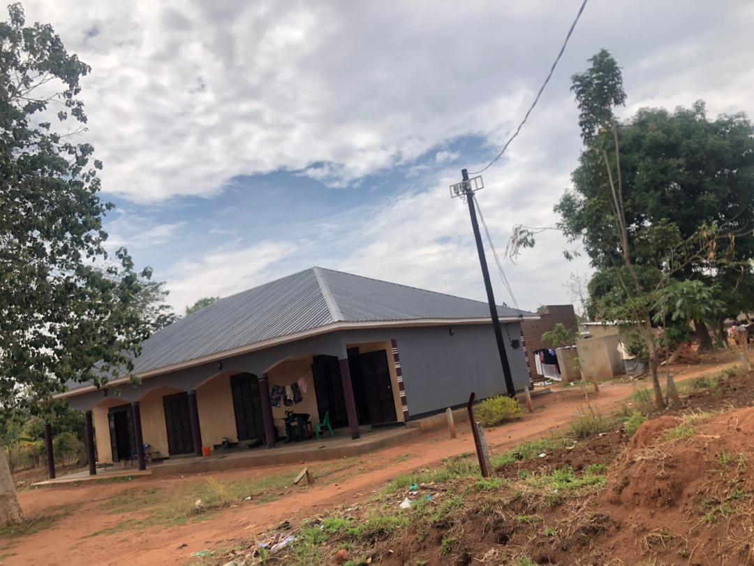 Land with Commercial Building for Sale in Laroo, Gulu City – UGX 400M (Negotiable)